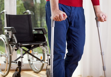 patient with crutches